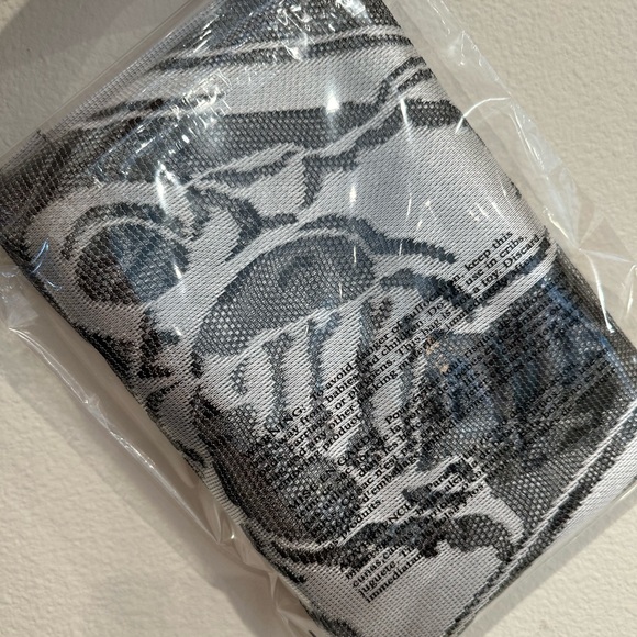 Rest in Peace Skull and Bones lace runner - Picture 5 of 12